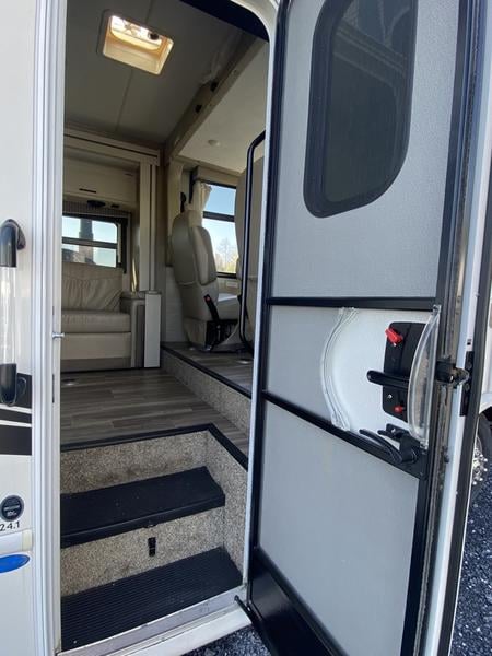 Pre-Owned 2022 Thor Motor Coach Vegas® RUV 24.1 - photo - 7