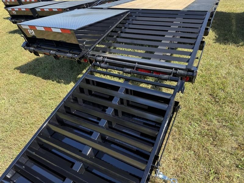 New 2026 PJ Trailers LS: Low-Pro Flatdeck with Singles LSQ2572BSWK - photo - 6