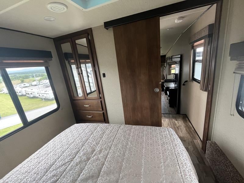 Pre-Owned 2018 Grand Design Reflection 150 Series Fifth-Wheel 230RL - photo - 17