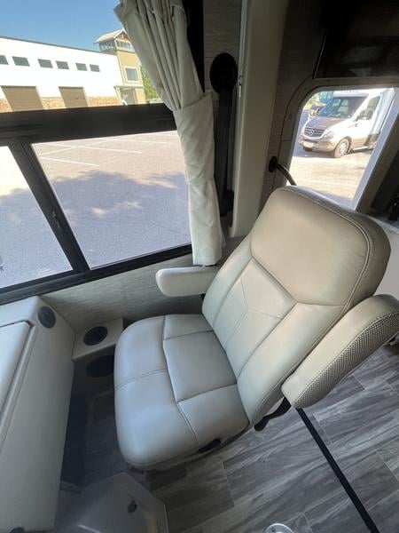Pre-Owned 2022 Thor Motor Coach Vegas® RUV 24.1 - photo - 12