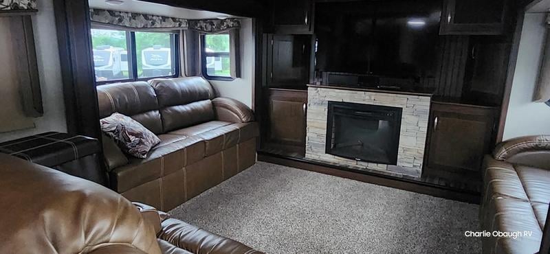 Pre-Owned 2017 Keystone RV Montana High Country 381TH - photo - 16
