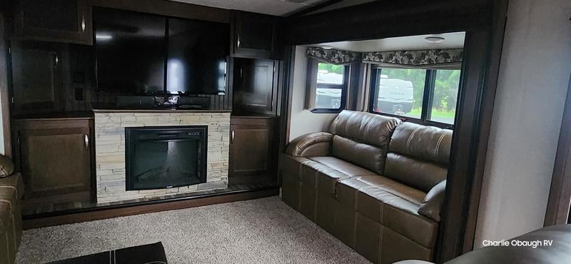 Pre-Owned 2017 Keystone RV Montana High Country 381TH - photo - 17