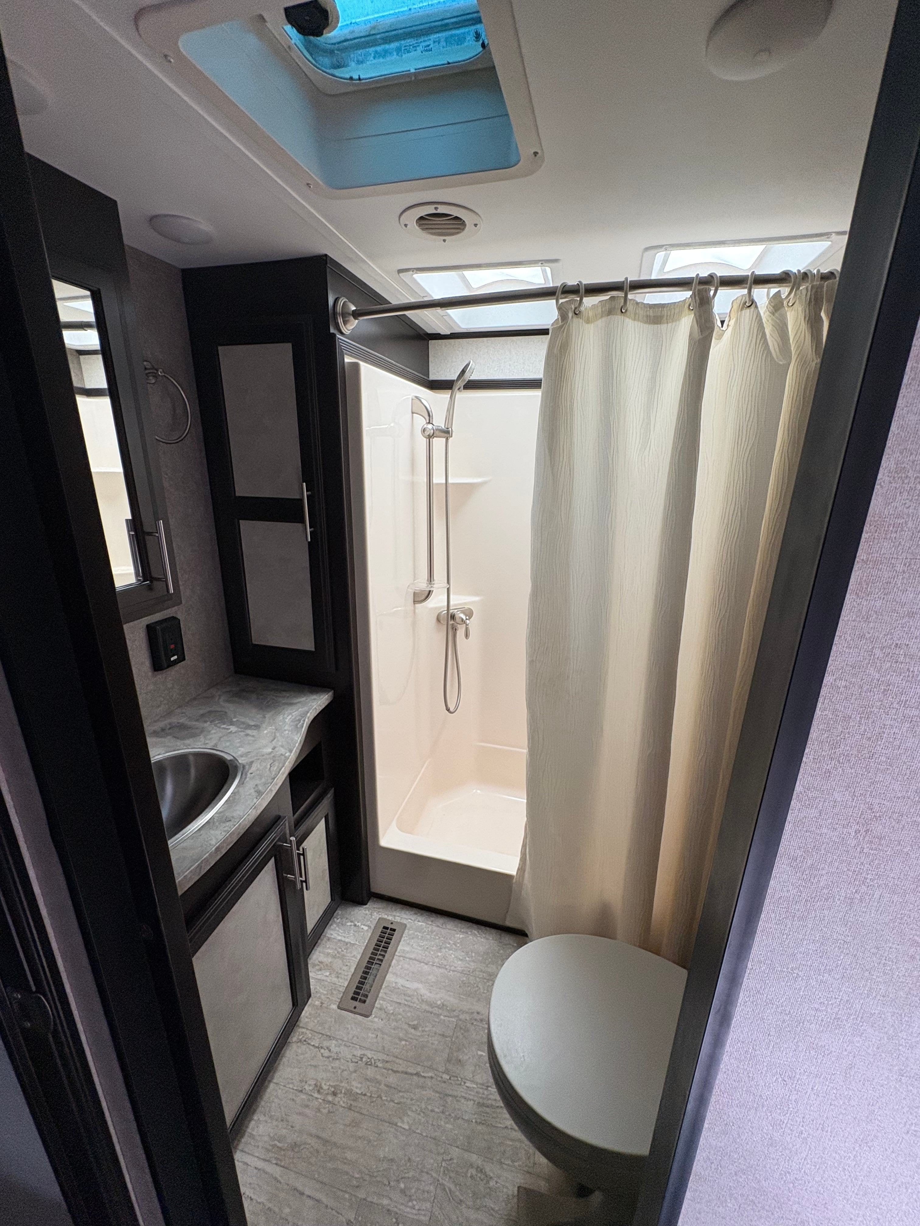 Pre-Owned 2017 Jayco Seismic Wave 310W - photo - 10