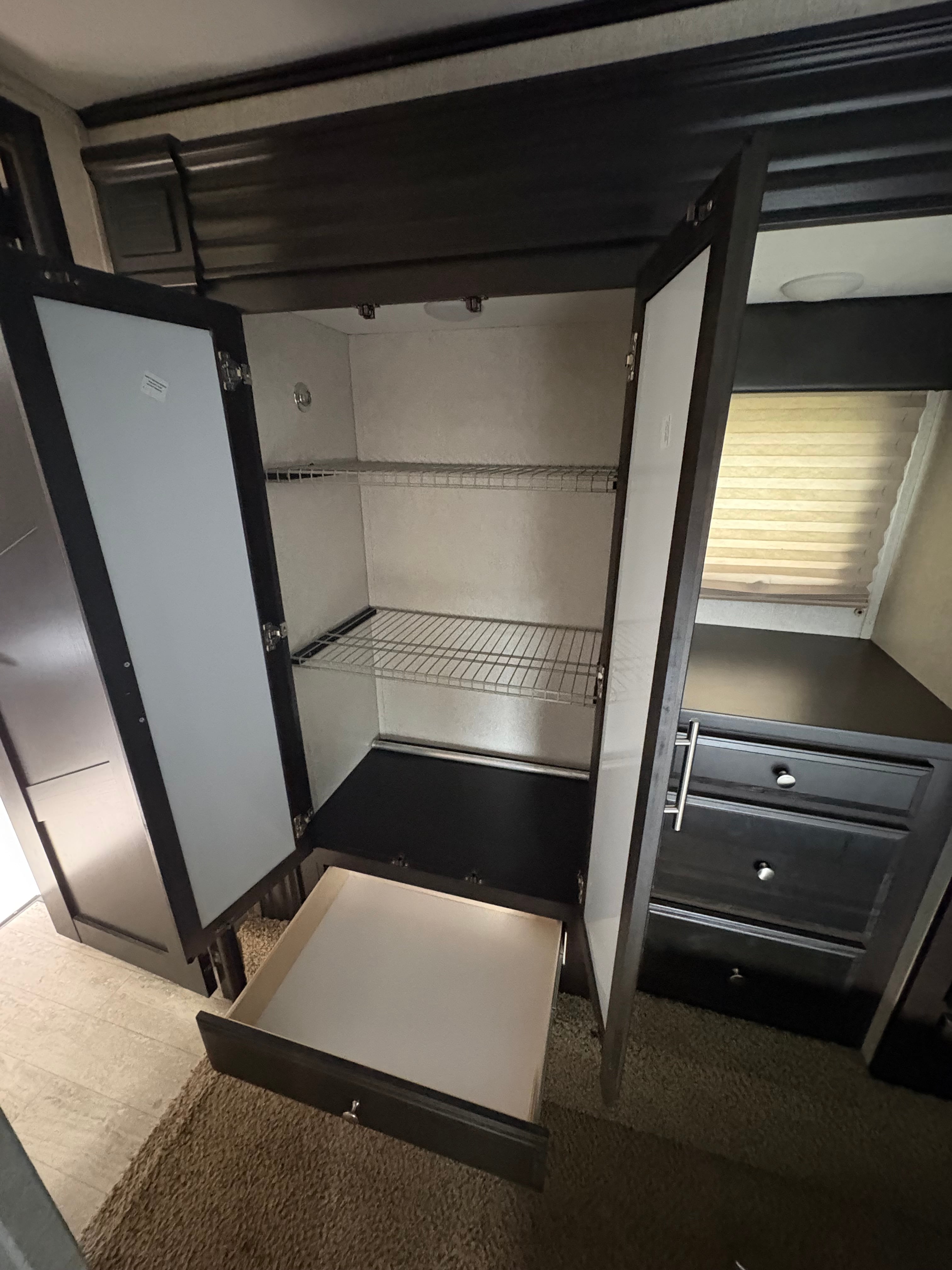 Pre-Owned 2017 Jayco Seismic Wave 310W - photo - 17
