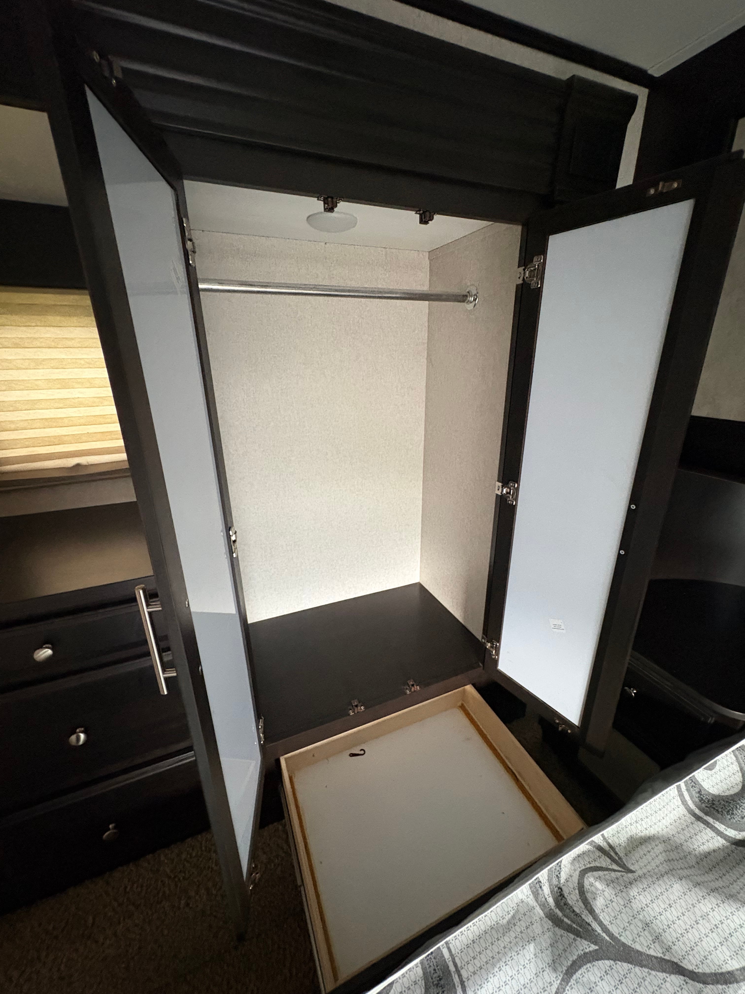 Pre-Owned 2017 Jayco Seismic Wave 310W - photo - 19