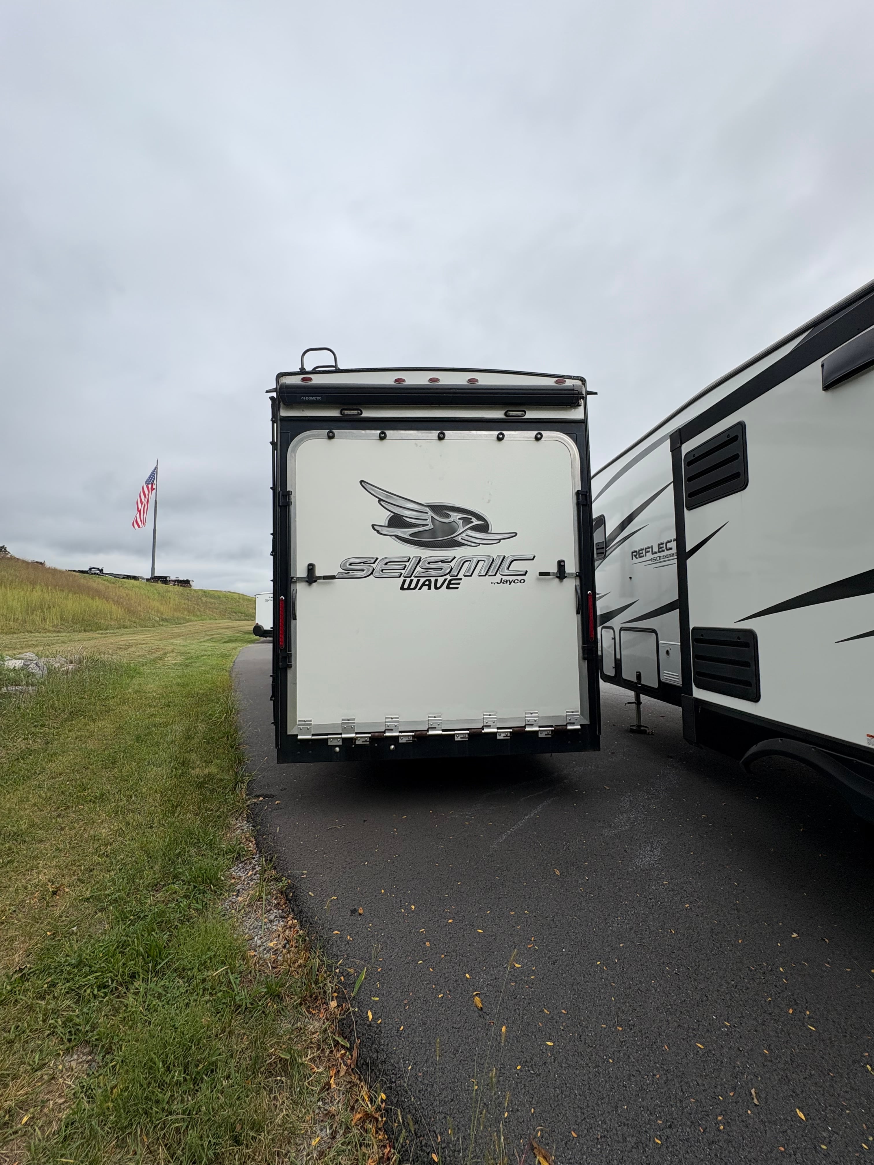 Pre-Owned 2017 Jayco Seismic Wave 310W - photo - 26
