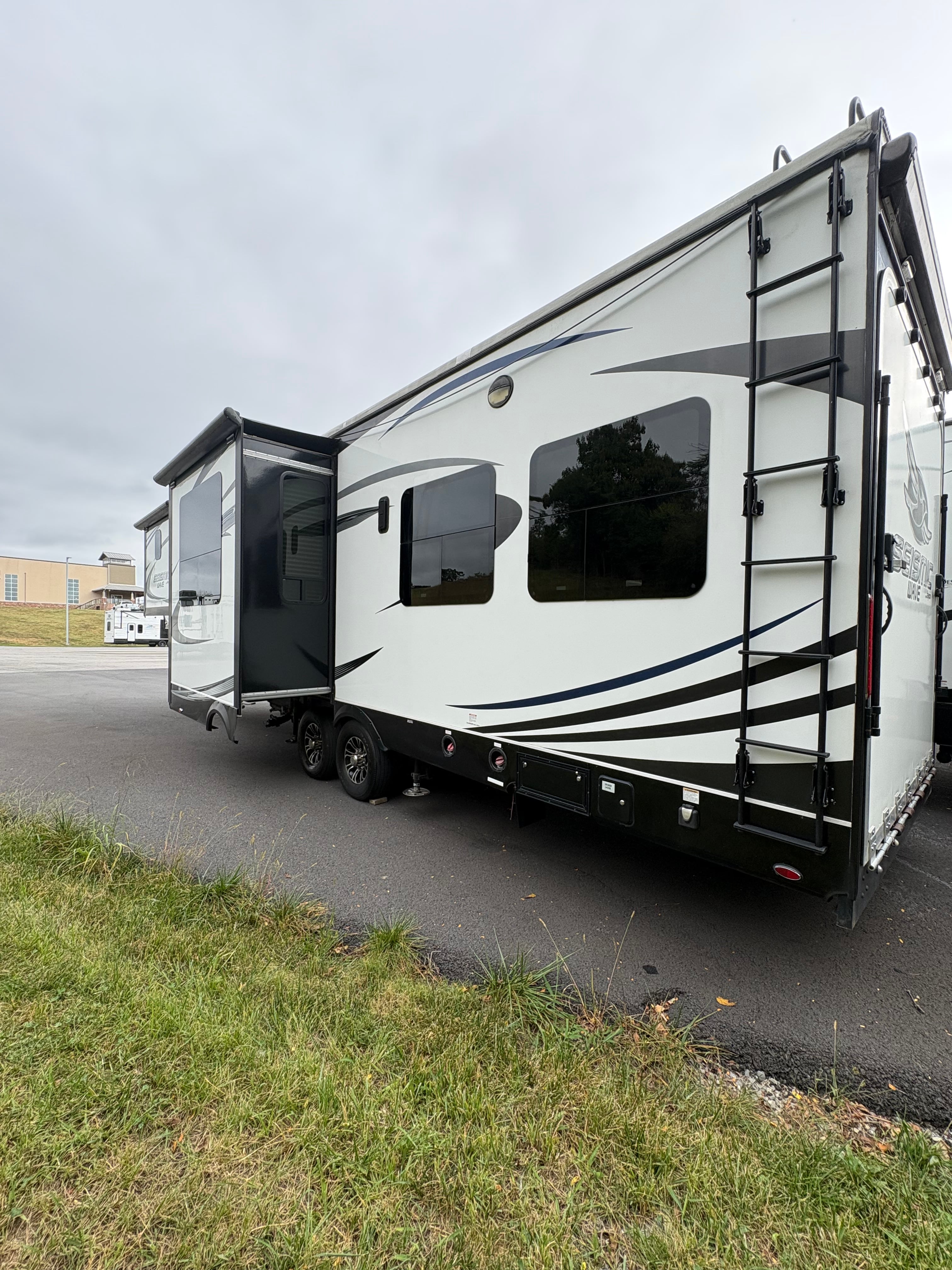 Pre-Owned 2017 Jayco Seismic Wave 310W - photo - 27