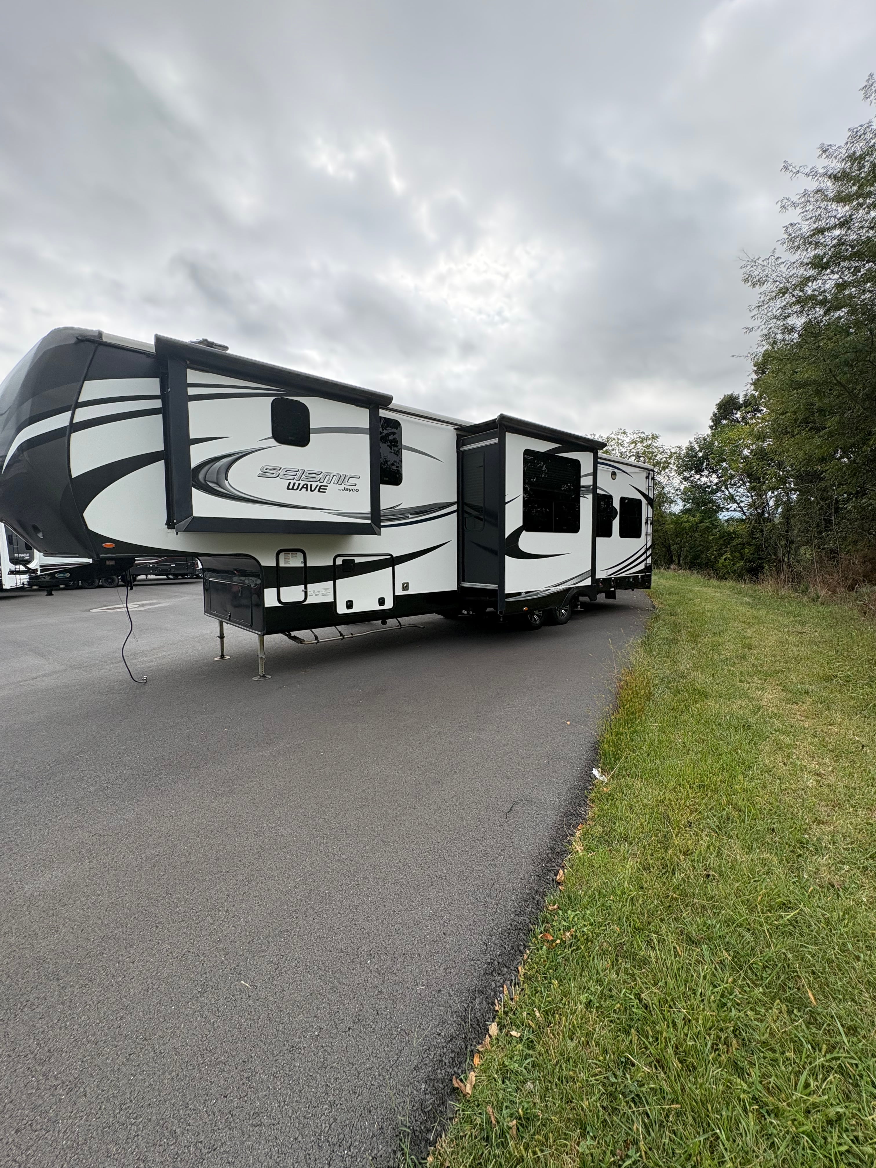 Pre-Owned 2017 Jayco Seismic Wave 310W - photo - 28
