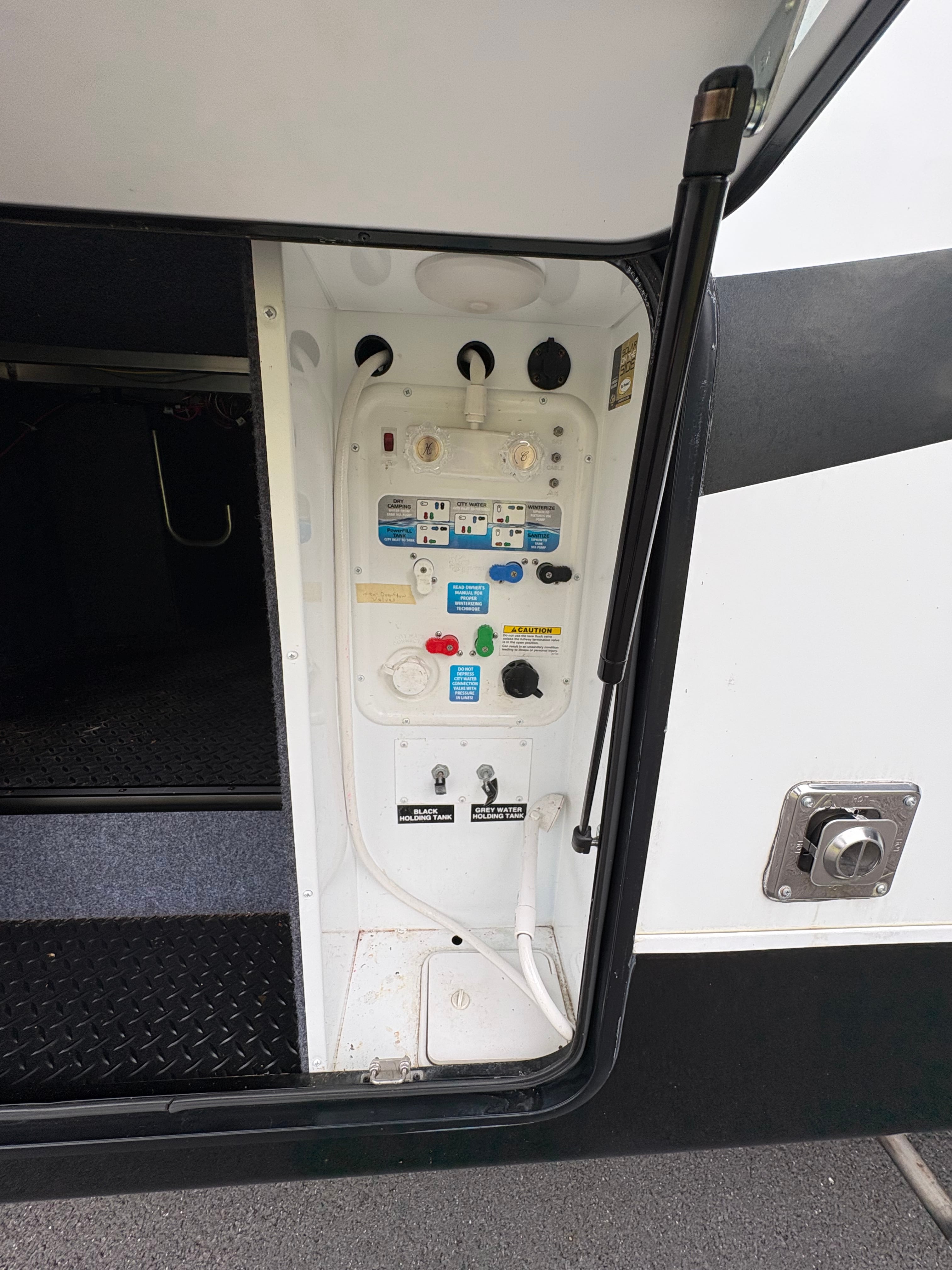 Pre-Owned 2017 Jayco Seismic Wave 310W - photo - 30