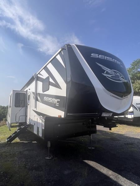 2025 Jayco SEISMIC 399 Photo in Staunton VA 24401