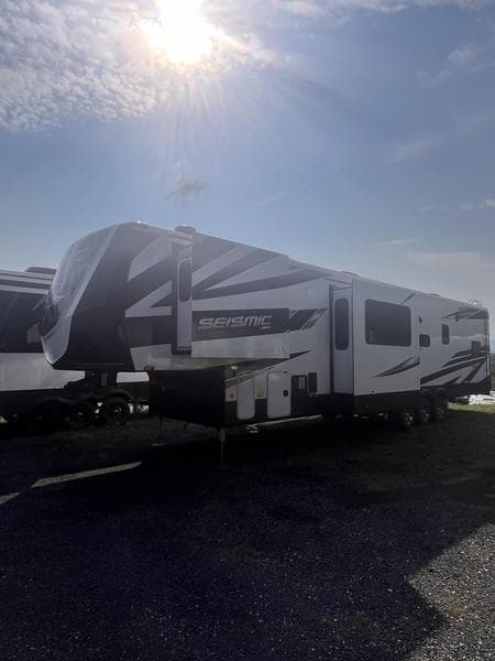 2025 Jayco SEISMIC 399 Photo in Staunton VA 24401