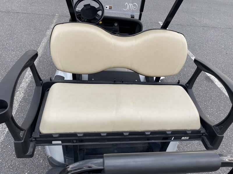 Pre-Owned 2019 E-Z-GO RXV® Electric - photo - 5