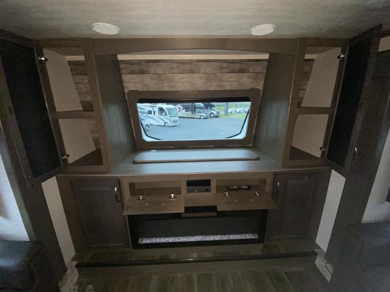 Pre-Owned 2023 Keystone RV Cougar 354FLS - photo - 8
