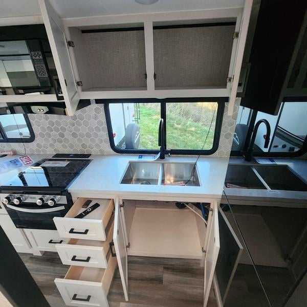 New 2025 Jayco Jay Feather 19MRK - photo - 19