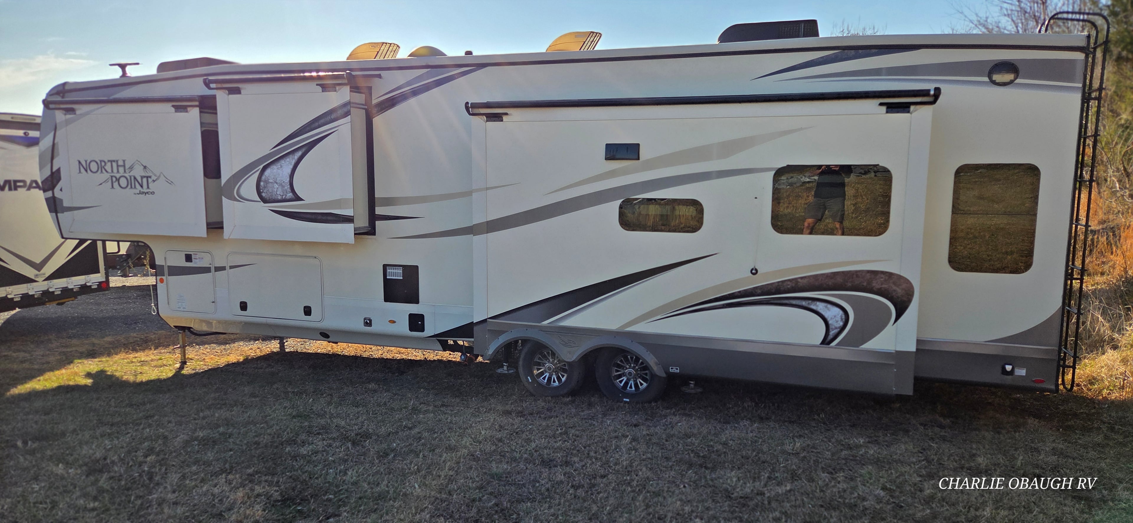 Pre-Owned 2020 Jayco North Point 381DLQS - photo - 5