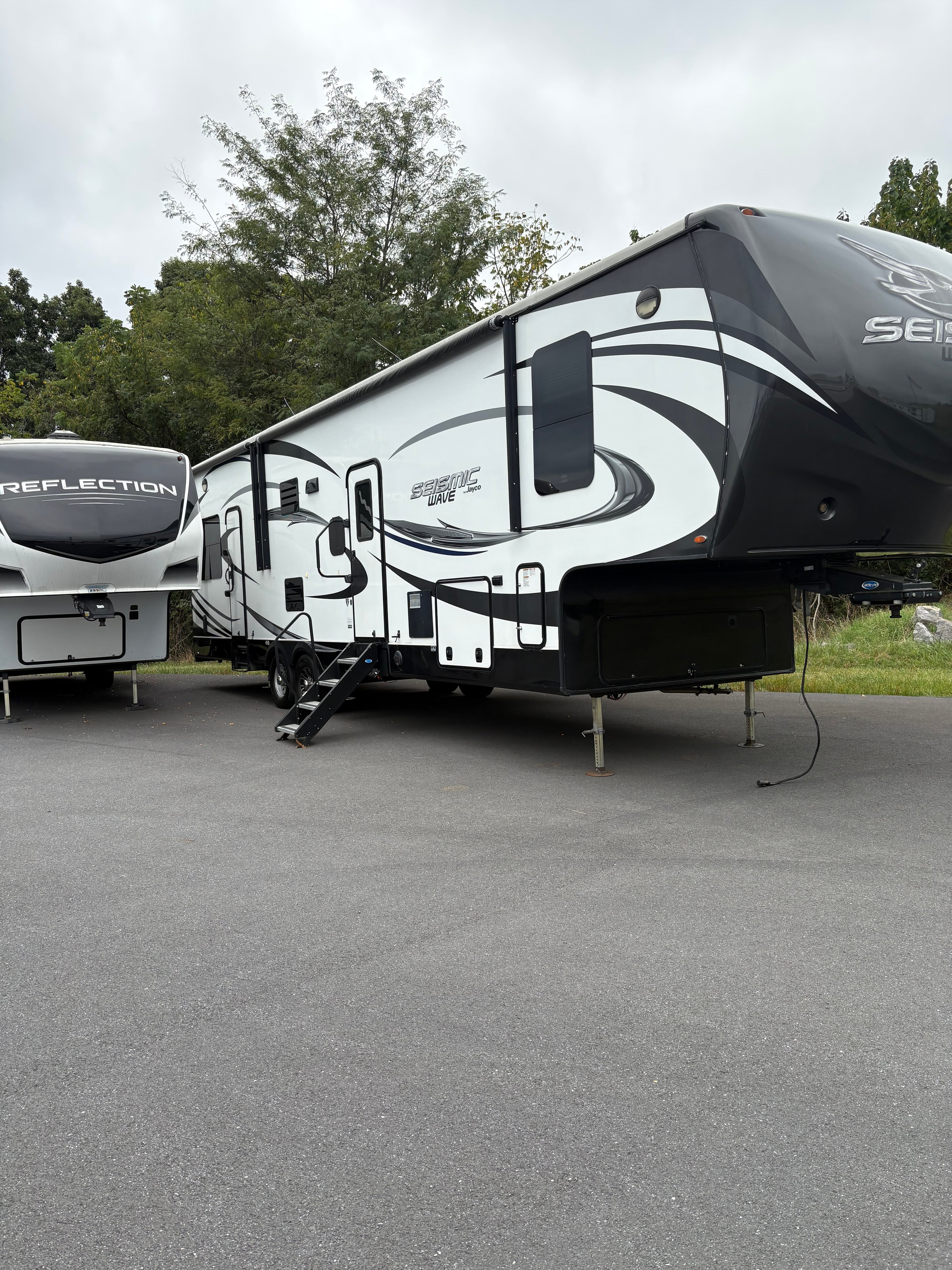 2017 Jayco Seismic Wave 310W Photo in Staunton VA 24401